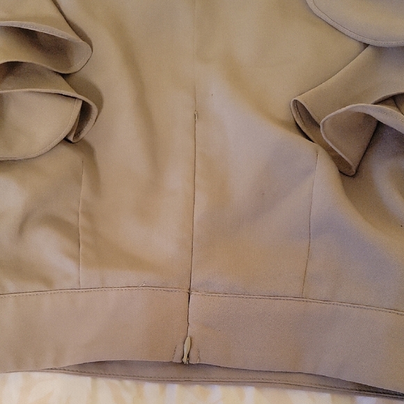 NEW Essue Ruffle Blouse - Picture 6 of 6